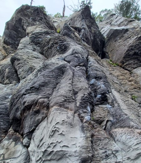 Cracks at Jogaskai