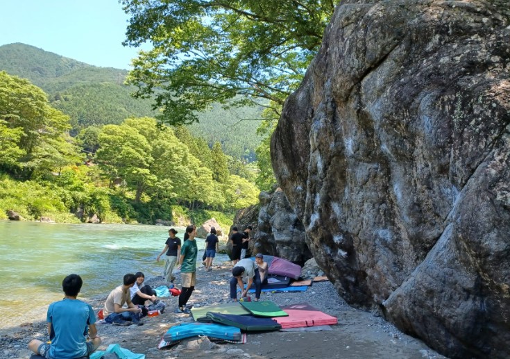 Bouldering at Mitake